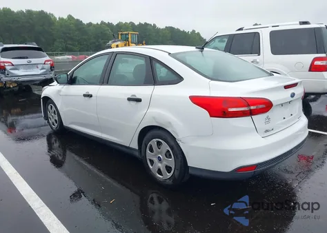 2015 Ford Focus S z USA, uszkodzony, nr VIN 1FADP3E21FL375854